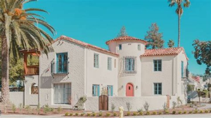 Can Indians buy house in other countries?