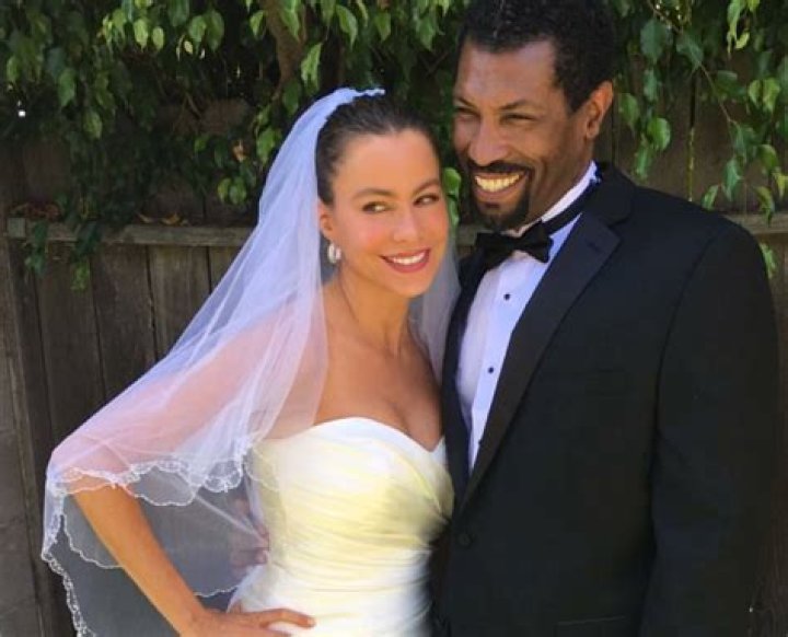 Uncover The Truth: Deon Cole's Paternity Unveiled